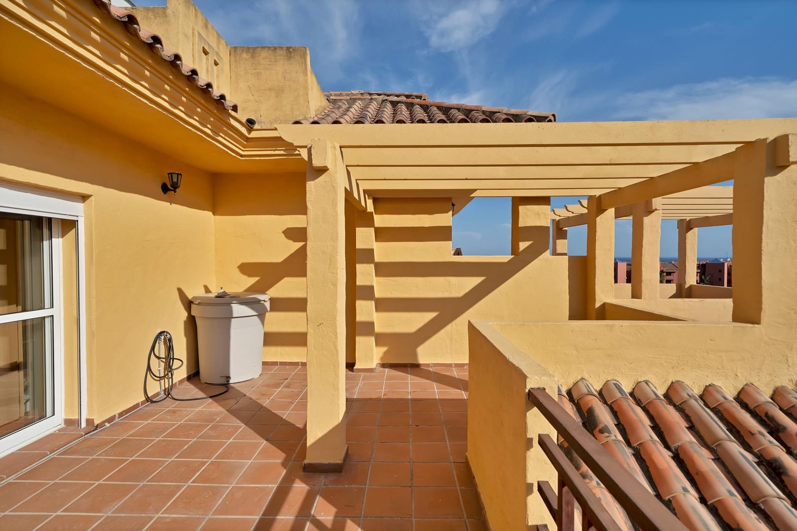 4 soveværelse Rækkehus til salg i Estepona med swimmingpool garage - € 550.000 (Ref: 9879024)