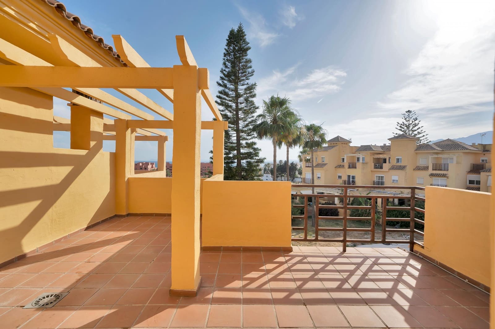 4 soveværelse Rækkehus til salg i Estepona med swimmingpool garage - € 550.000 (Ref: 9879024)