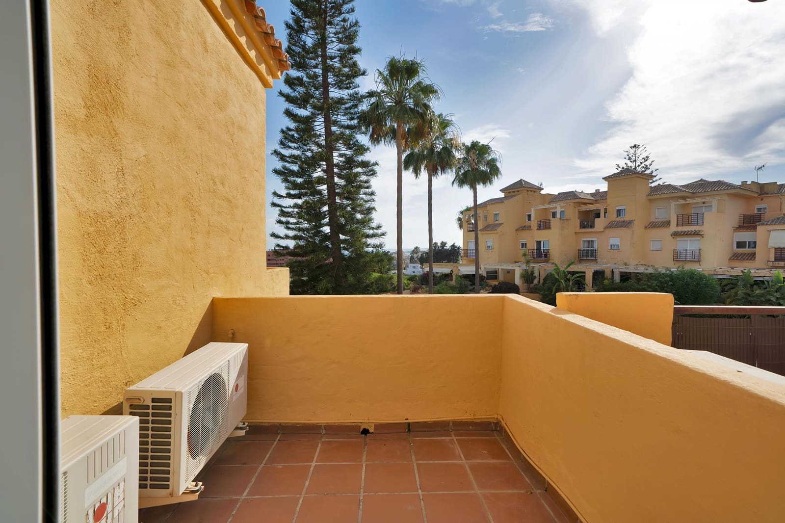 4 soveværelse Rækkehus til salg i Estepona med swimmingpool garage - € 550.000 (Ref: 9879024)