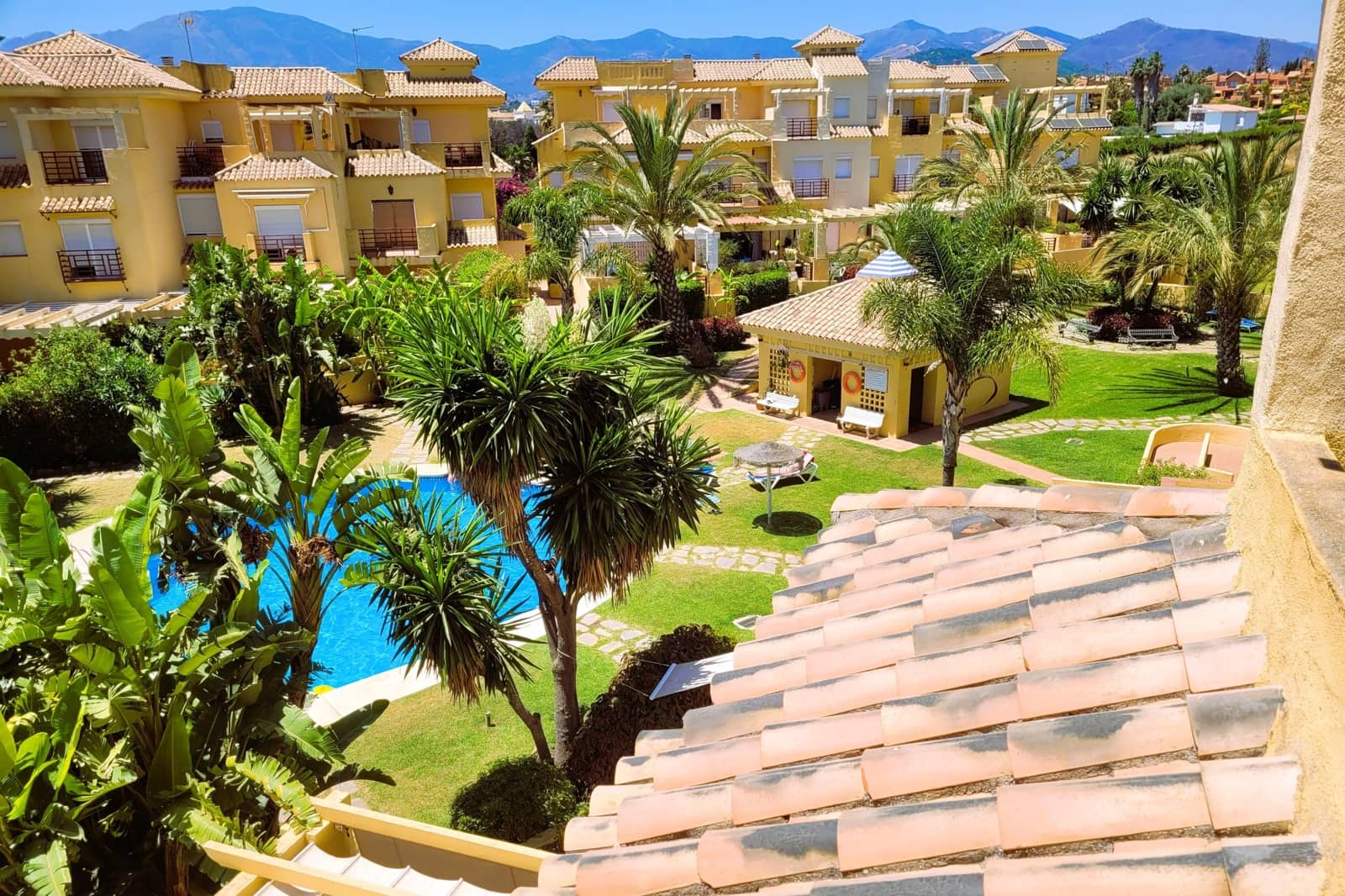 4 soveværelse Rækkehus til salg i Estepona med swimmingpool garage - € 550.000 (Ref: 9879024)