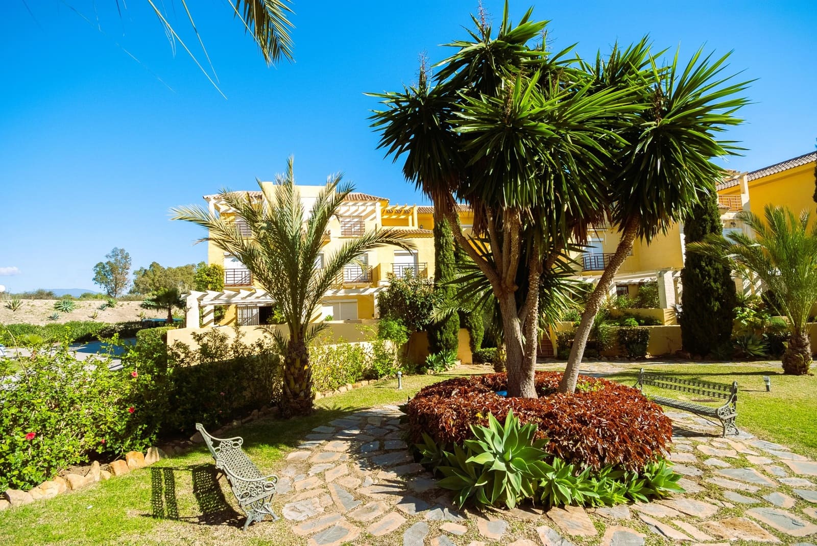 4 soveværelse Rækkehus til salg i Estepona med swimmingpool garage - € 550.000 (Ref: 9879024)