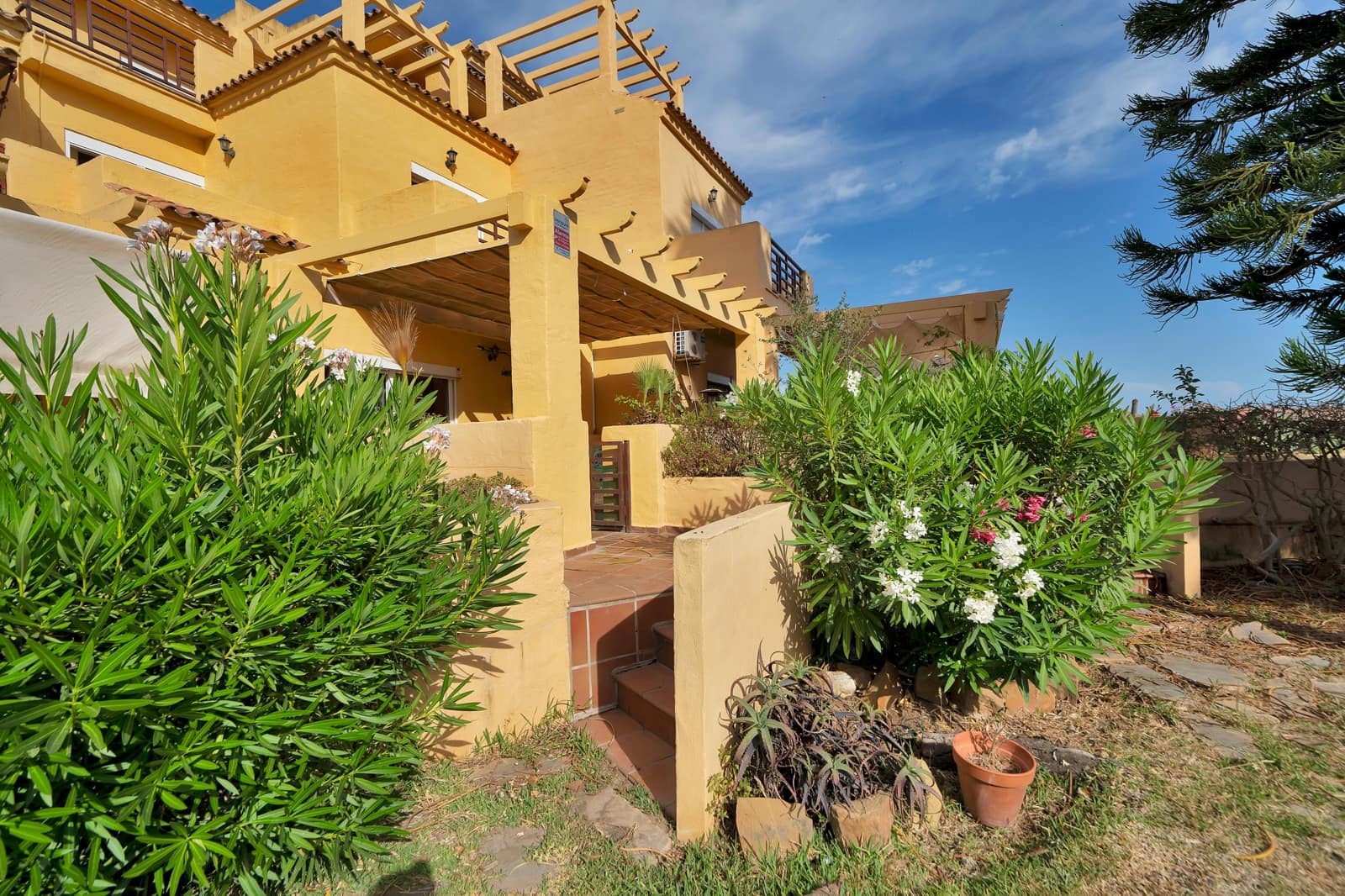 4 soveværelse Rækkehus til salg i Estepona med swimmingpool garage - € 550.000 (Ref: 9879024)