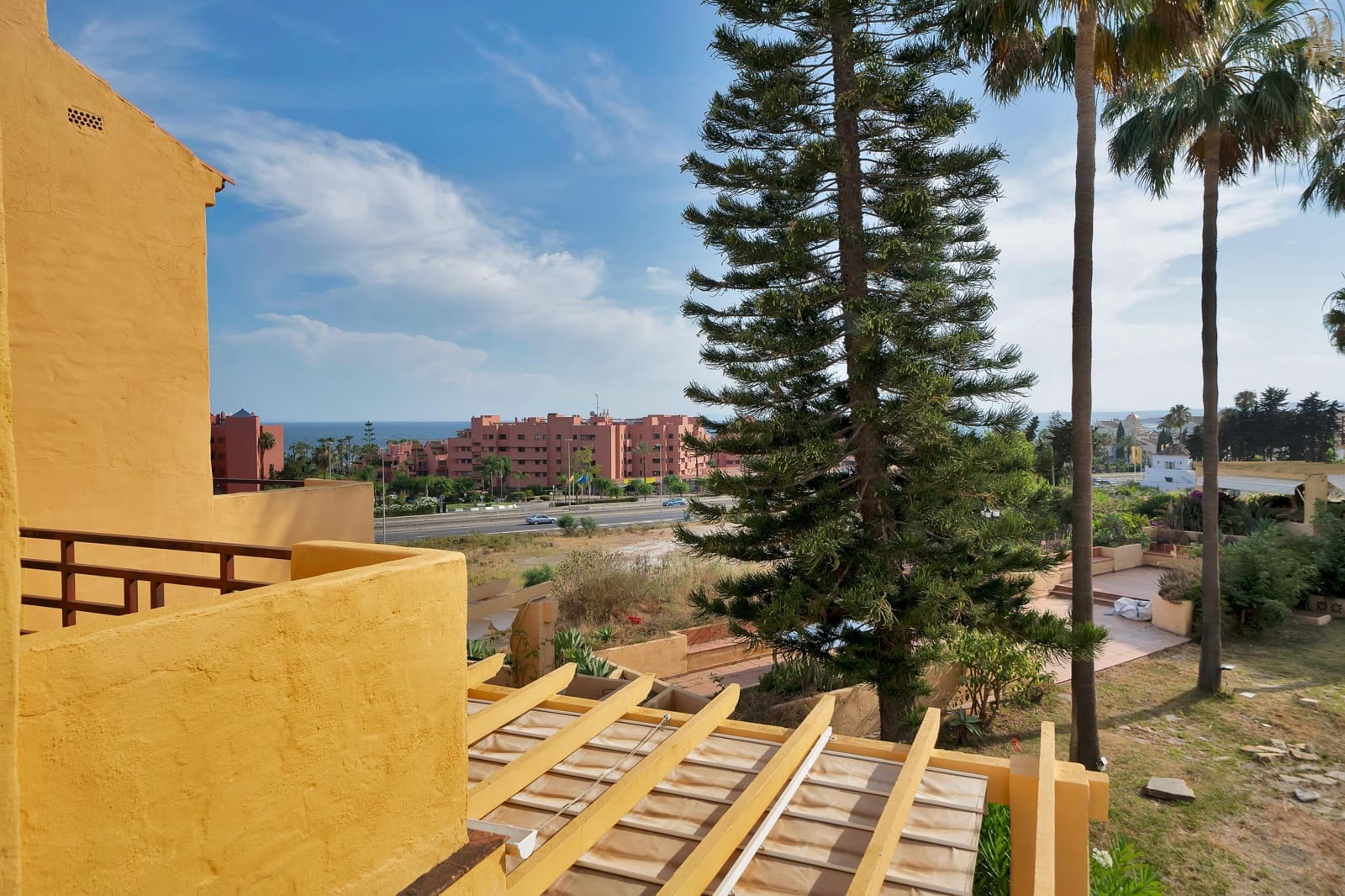 4 soveværelse Rækkehus til salg i Estepona med swimmingpool garage - € 550.000 (Ref: 9879024)