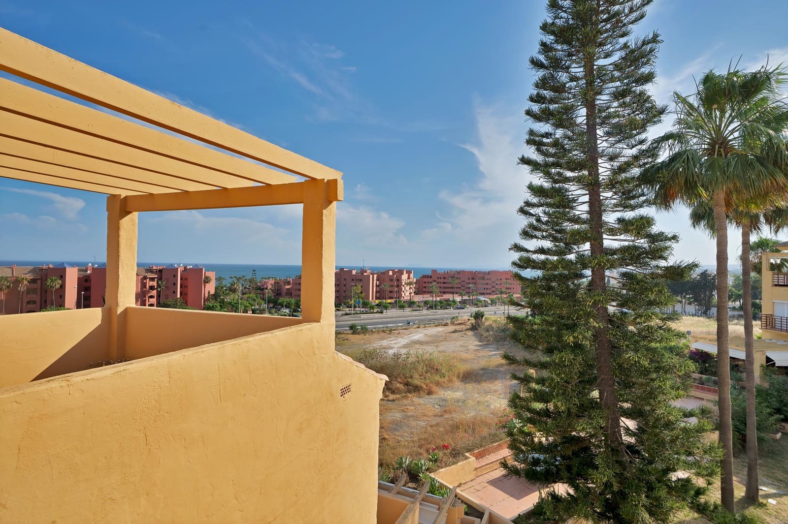 4 soveværelse Rækkehus til salg i Estepona med swimmingpool garage - € 550.000 (Ref: 9879024)