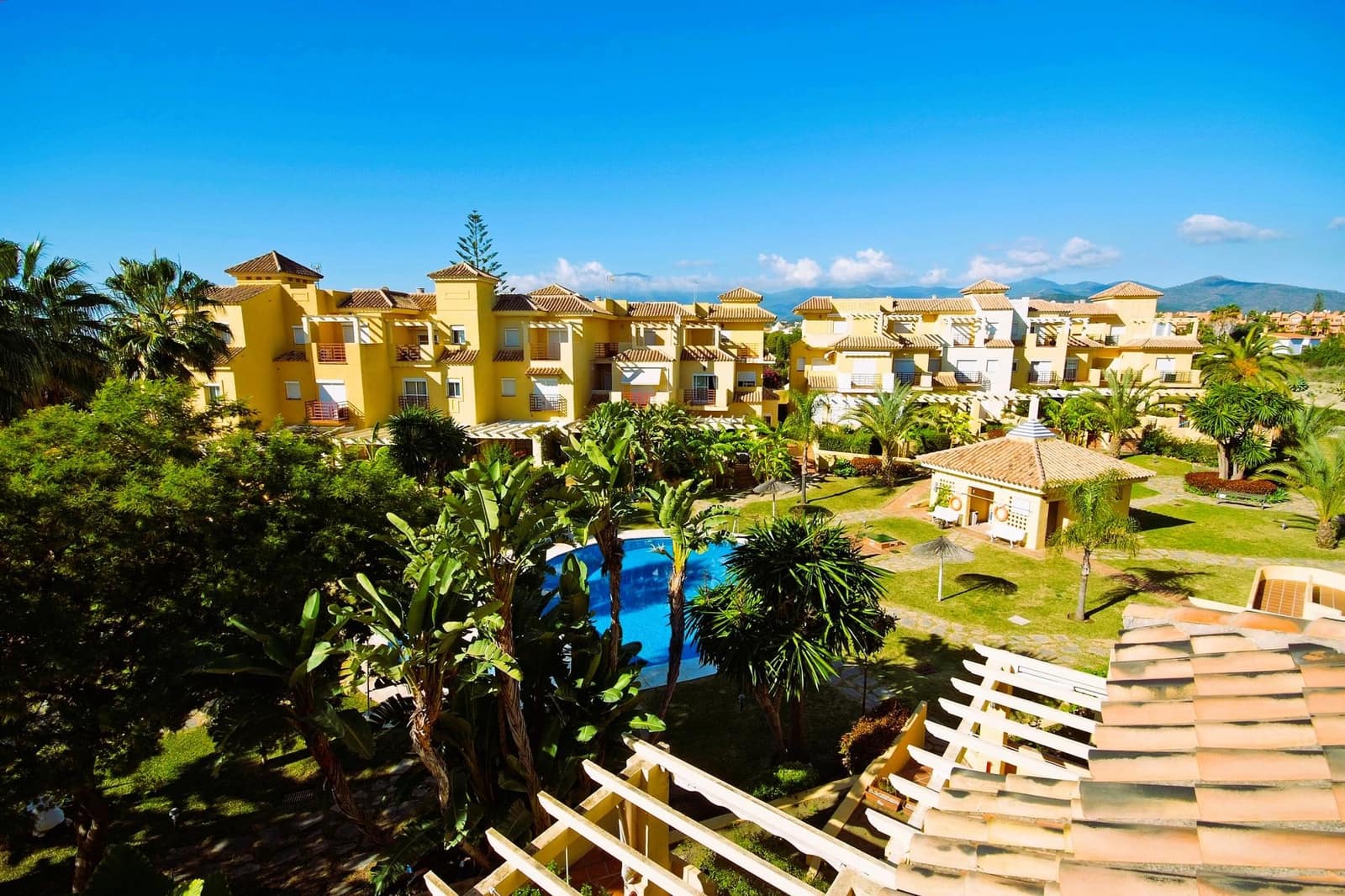 4 soveværelse Rækkehus til salg i Estepona med swimmingpool garage - € 550.000 (Ref: 9879024)