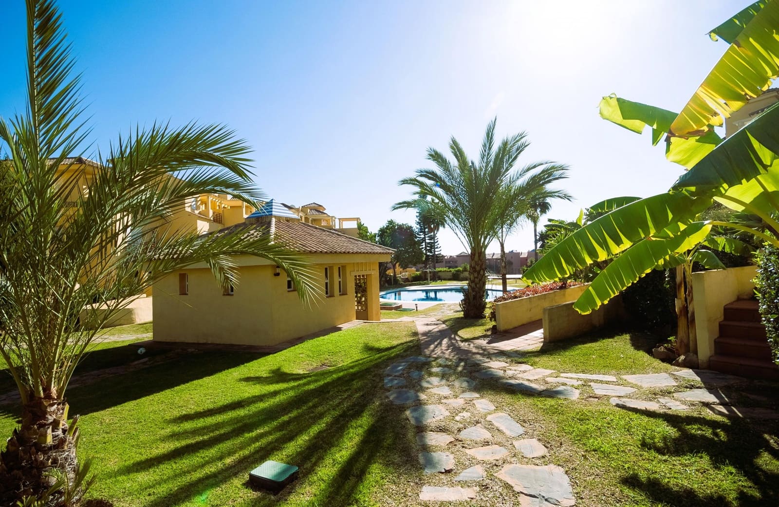 4 soveværelse Rækkehus til salg i Estepona med swimmingpool garage - € 550.000 (Ref: 9879024)