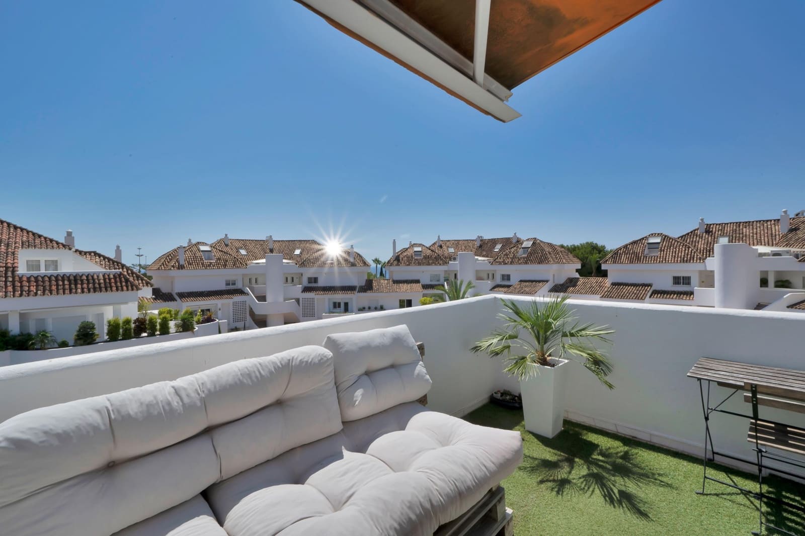 2 bedroom Penthouse for sale in Marbella with pool garage - € 680,000 (Ref: 9885027)