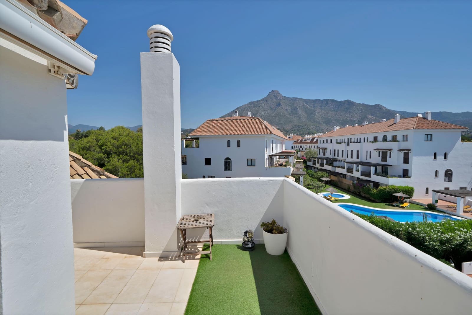 2 bedroom Penthouse for sale in Marbella with pool garage - € 680,000 (Ref: 9885027)