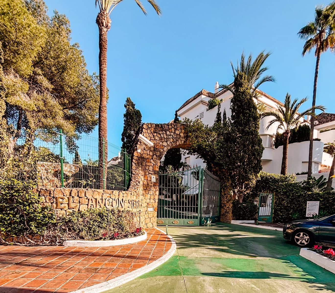 2 bedroom Penthouse for sale in Marbella with pool garage - € 680,000 (Ref: 9885027)
