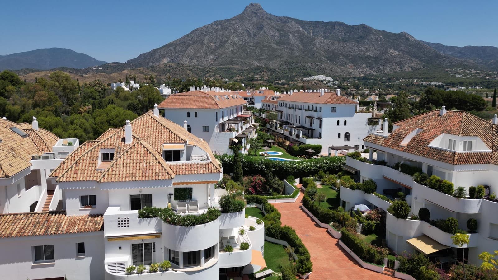 2 bedroom Penthouse for sale in Marbella with pool garage - € 680,000 (Ref: 9885027)