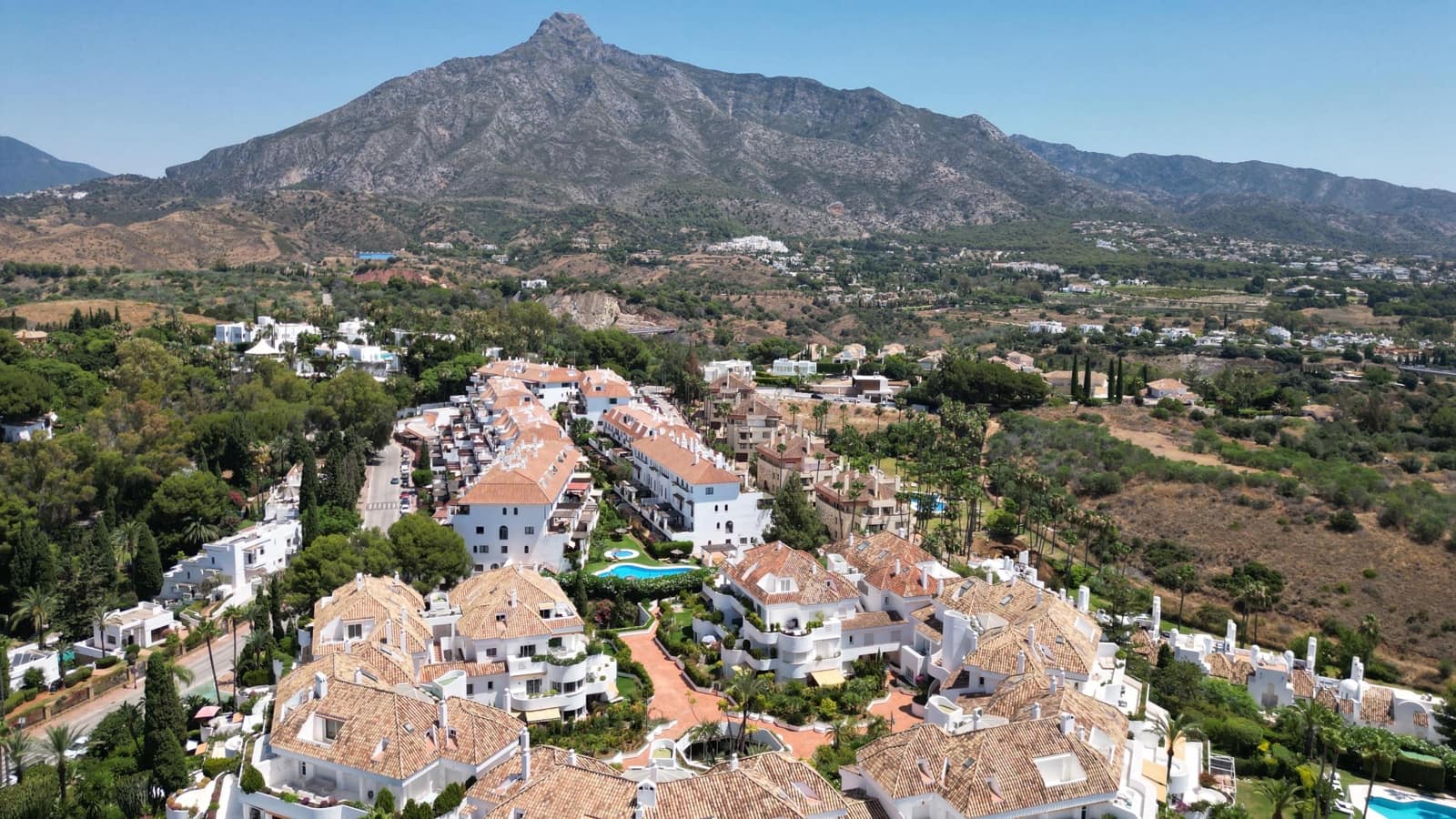 2 bedroom Penthouse for sale in Marbella with pool garage - € 680,000 (Ref: 9885027)