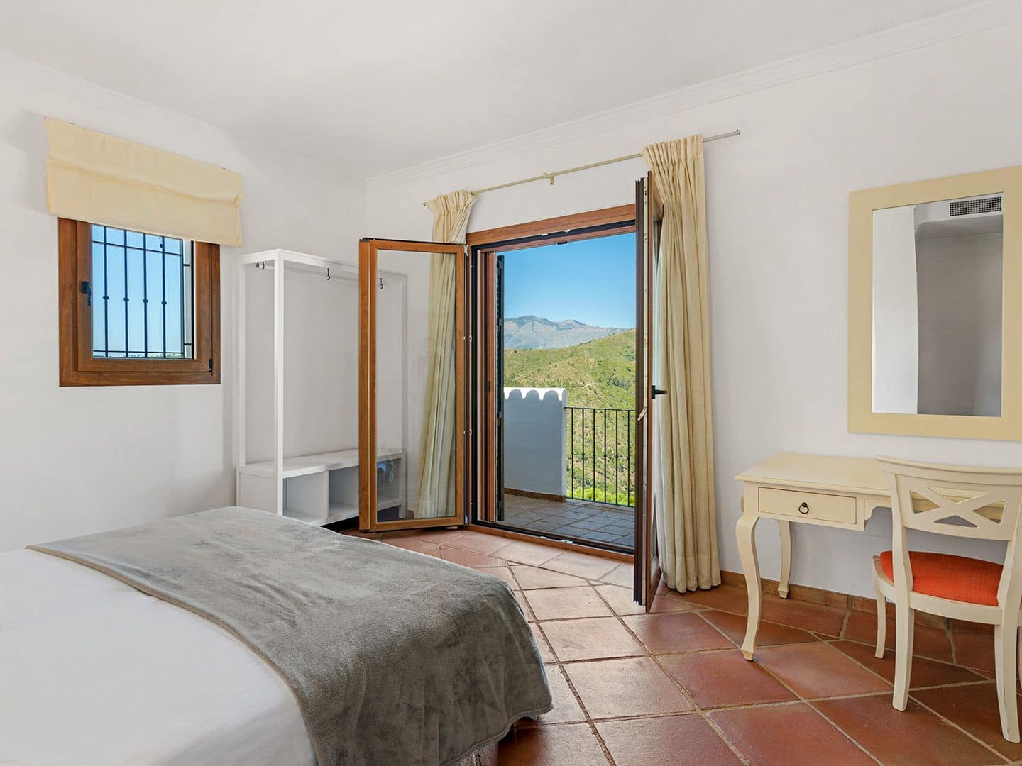 5 sovrum Villa till salu i Benahavis med pool garage - 1 795 000 € (Ref: 9885029)