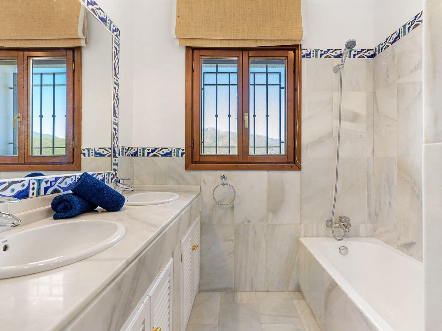 5 sovrum Villa till salu i Benahavis med pool garage - 1 795 000 € (Ref: 9885029)