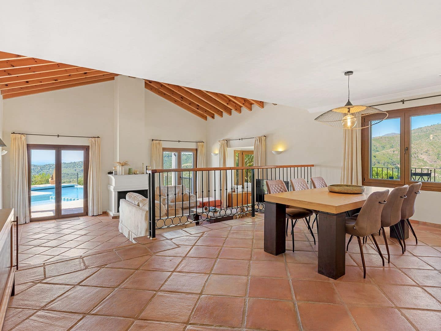 5 sovrum Villa till salu i Benahavis med pool garage - 1 795 000 € (Ref: 9885029)