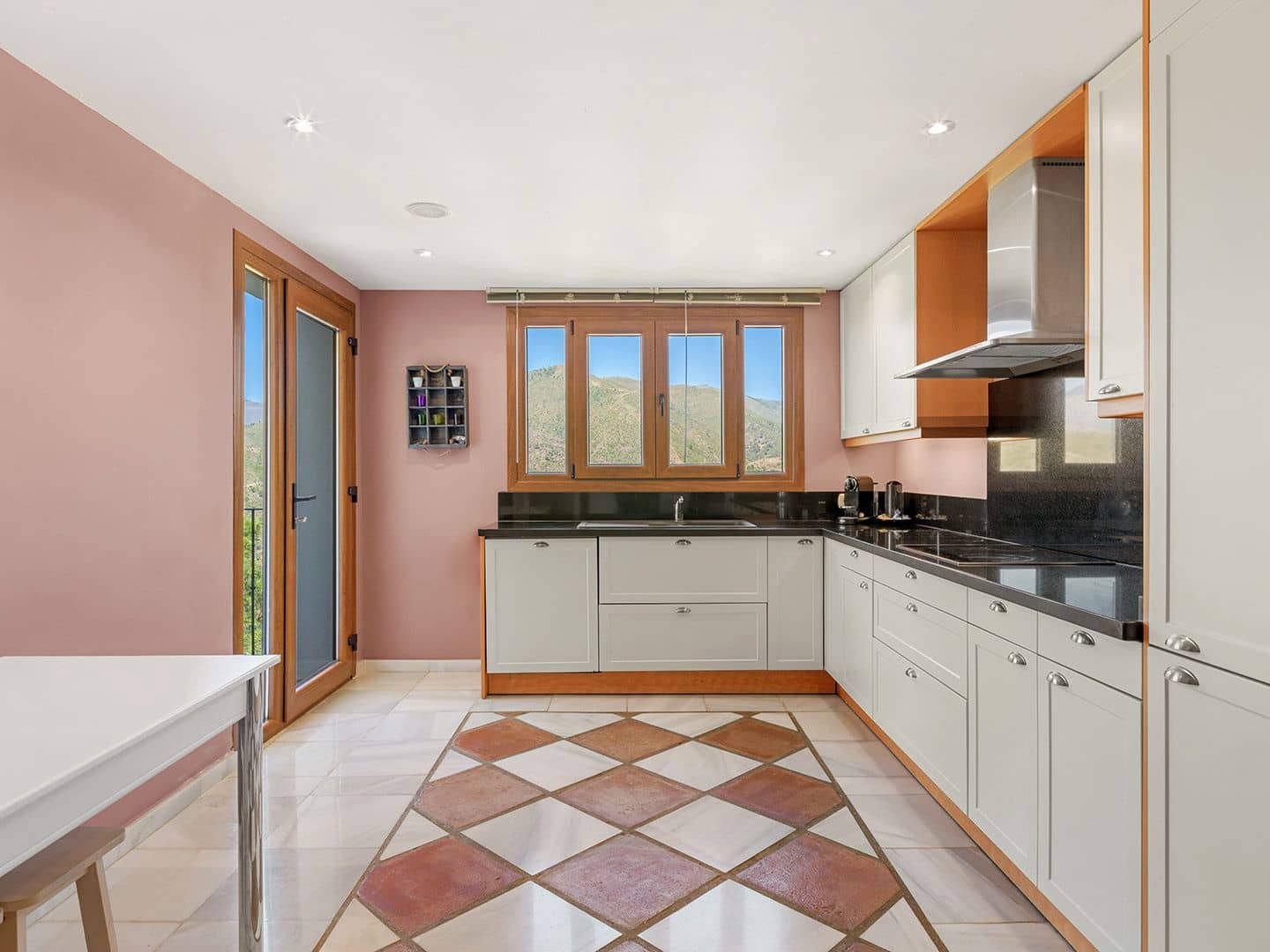 5 sovrum Villa till salu i Benahavis med pool garage - 1 795 000 € (Ref: 9885029)