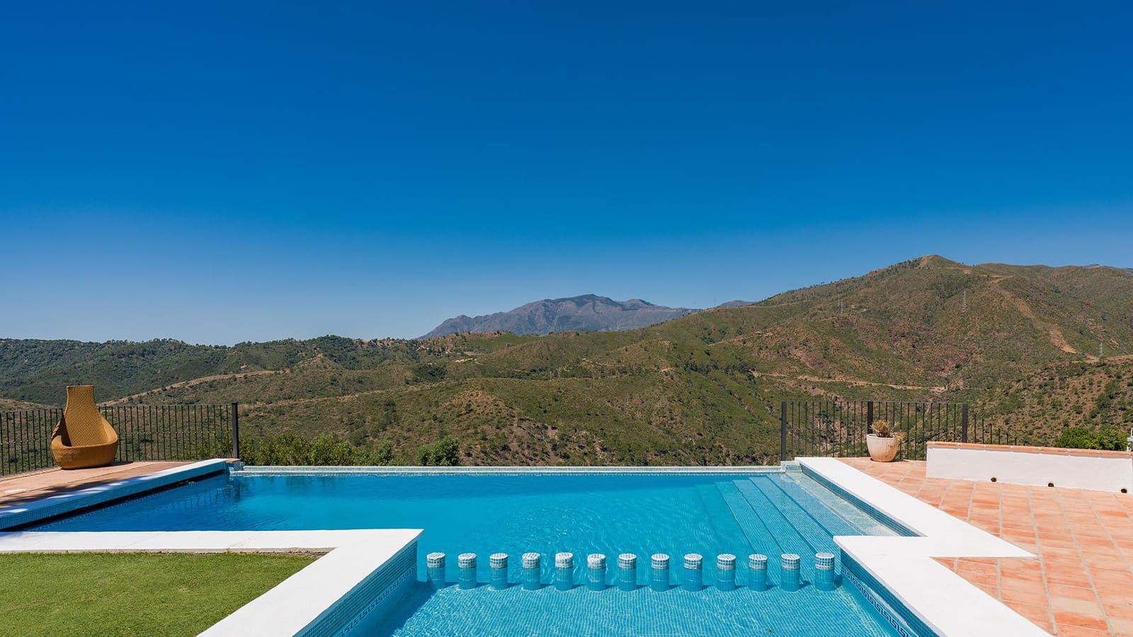 5 sovrum Villa till salu i Benahavis med pool garage - 1 795 000 € (Ref: 9885029)