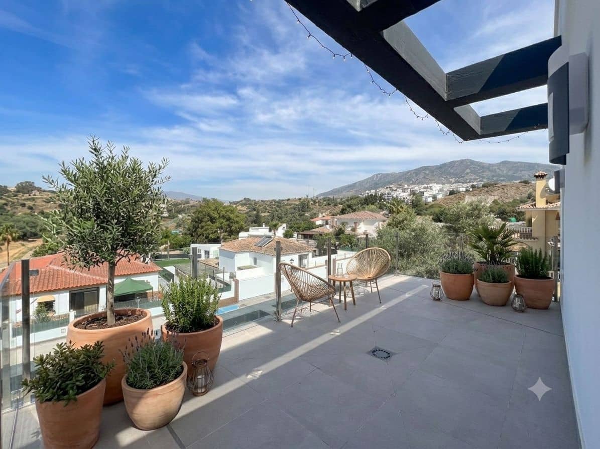3 bedroom Villa for sale in Mijas with pool garage - € 1,450,000 (Ref: 9890577)