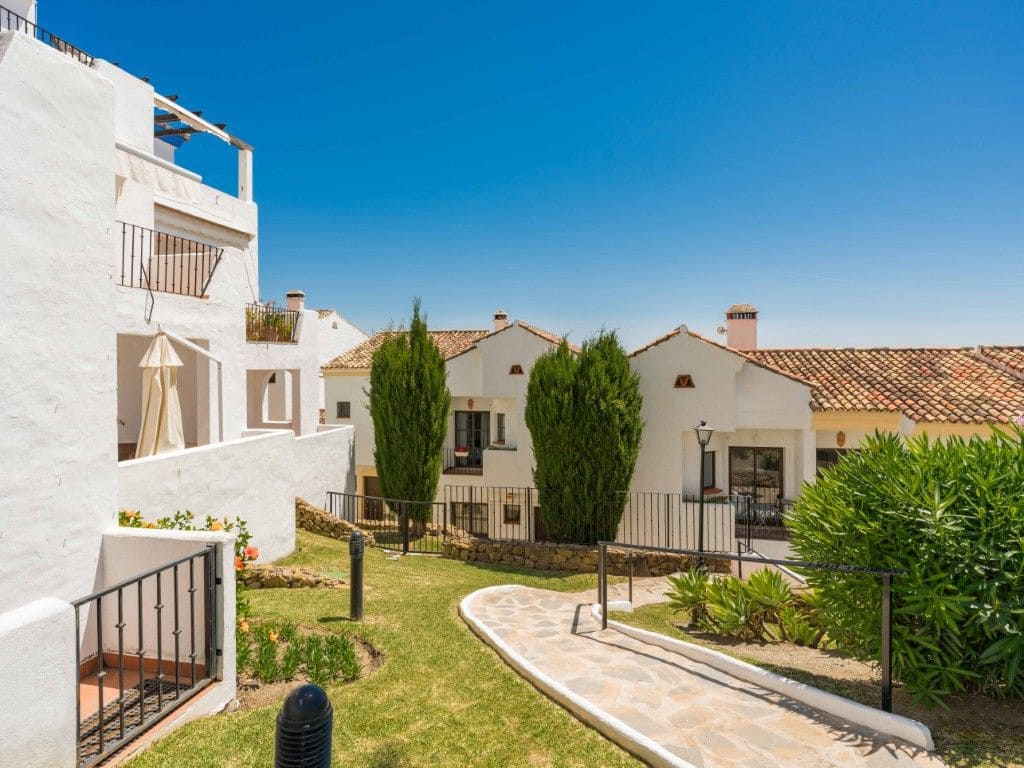 3 sovrum Lägenhet till salu i Benahavis med pool garage - 549 000 € (Ref: 9892564)