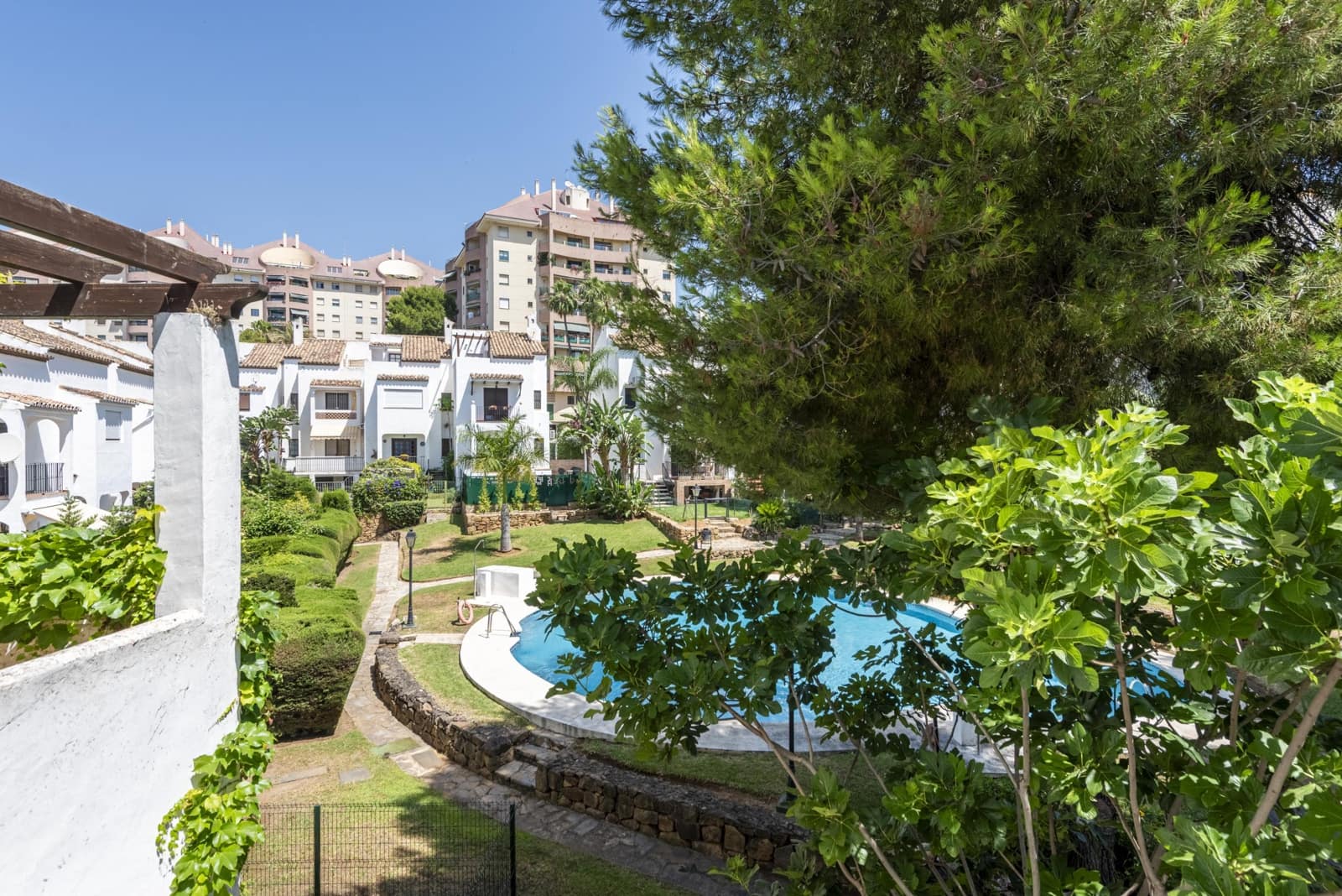 4 slaapkamer Rijtjeshuis te koop in Marbella met zwembad - € 845.000 (Ref: 9908165)