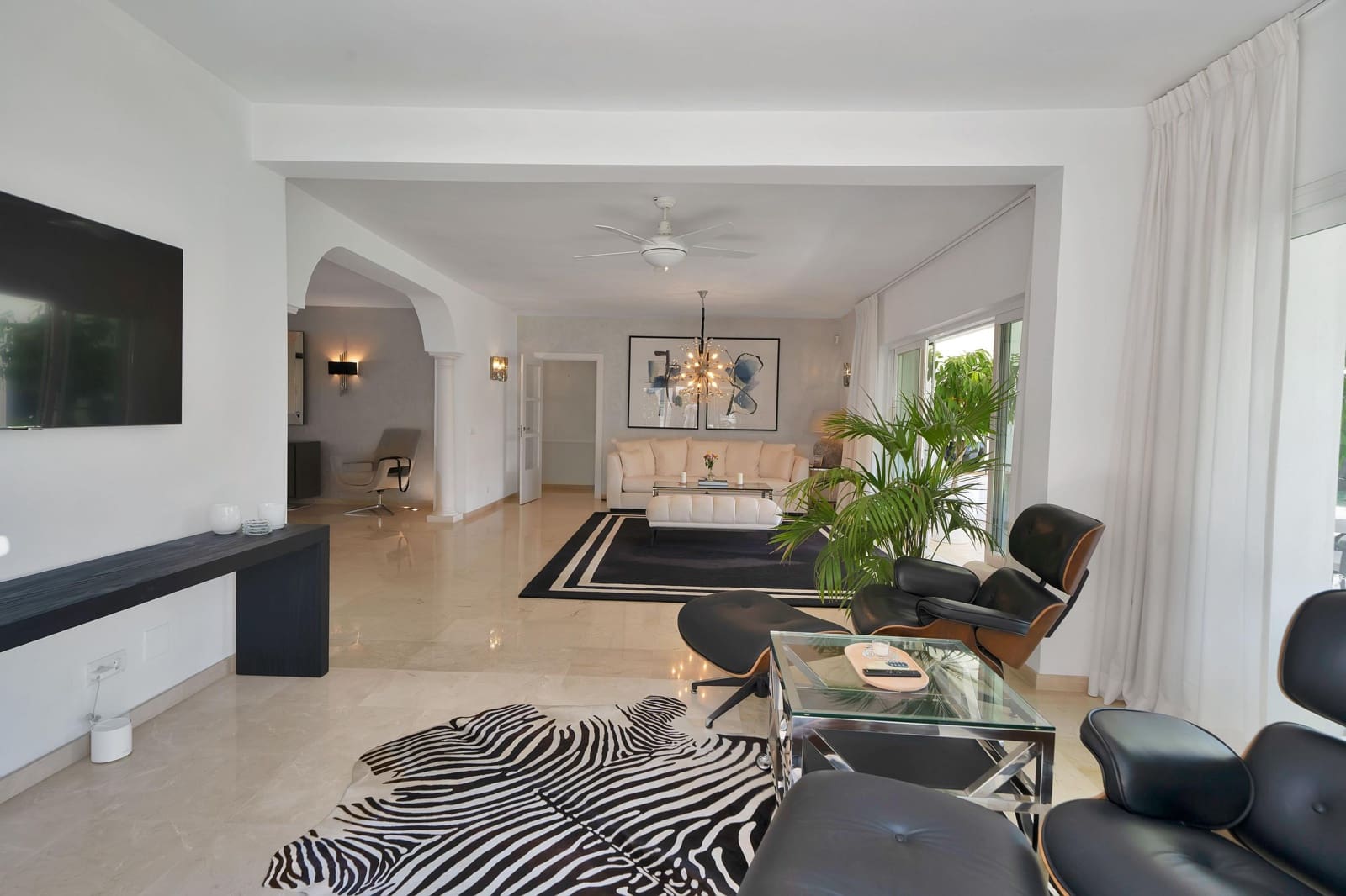 4 bedroom Villa for rent in El Paraiso with pool garage - € 22,500 (Ref: 9920621)