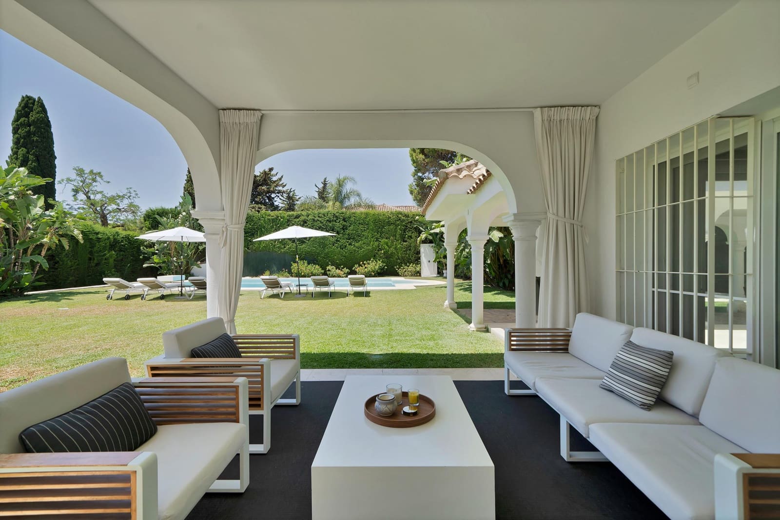 4 bedroom Villa for rent in El Paraiso with pool garage - € 22,500 (Ref: 9920621)