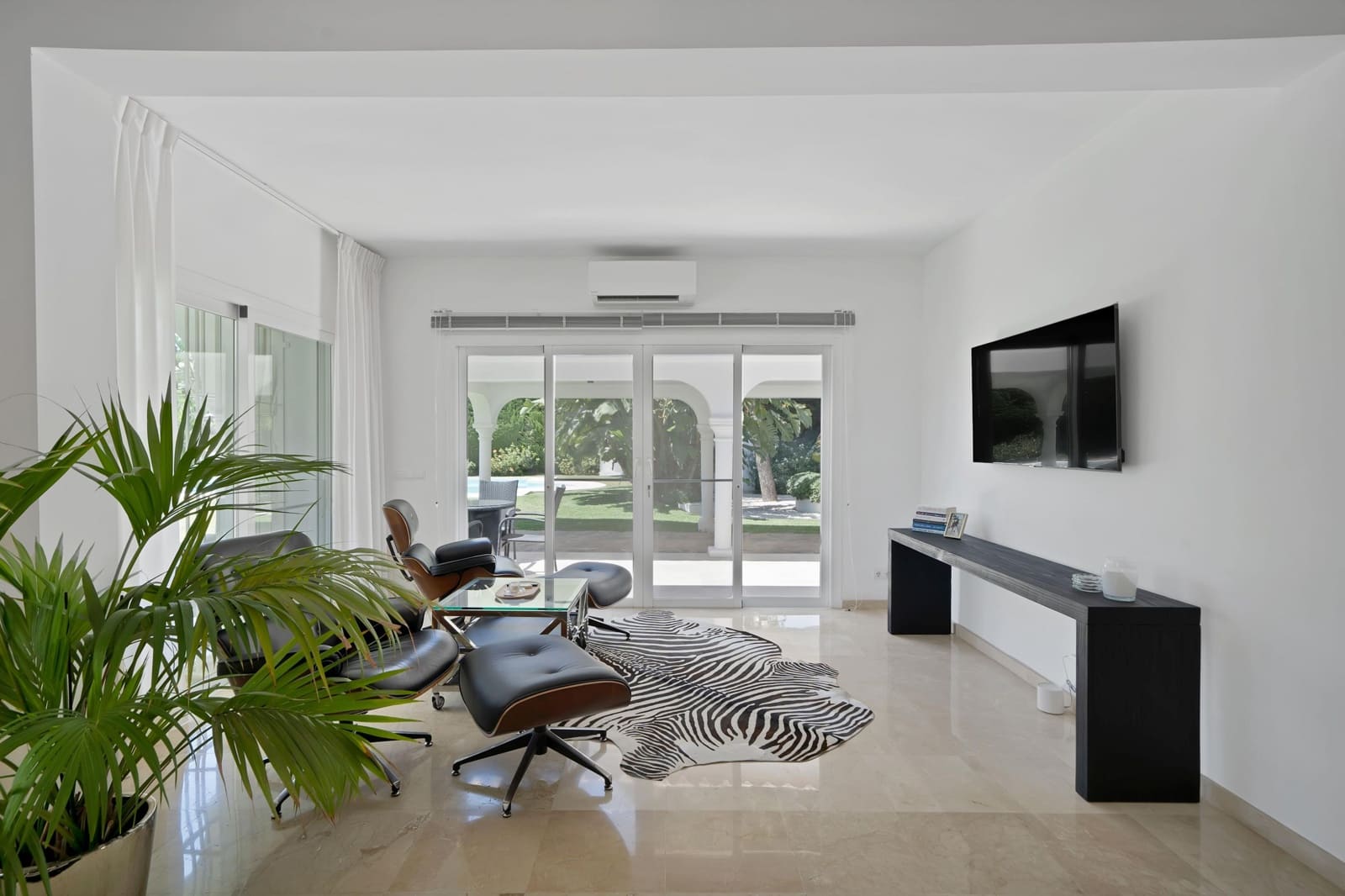 4 bedroom Villa for rent in El Paraiso with pool garage - € 22,500 (Ref: 9920621)