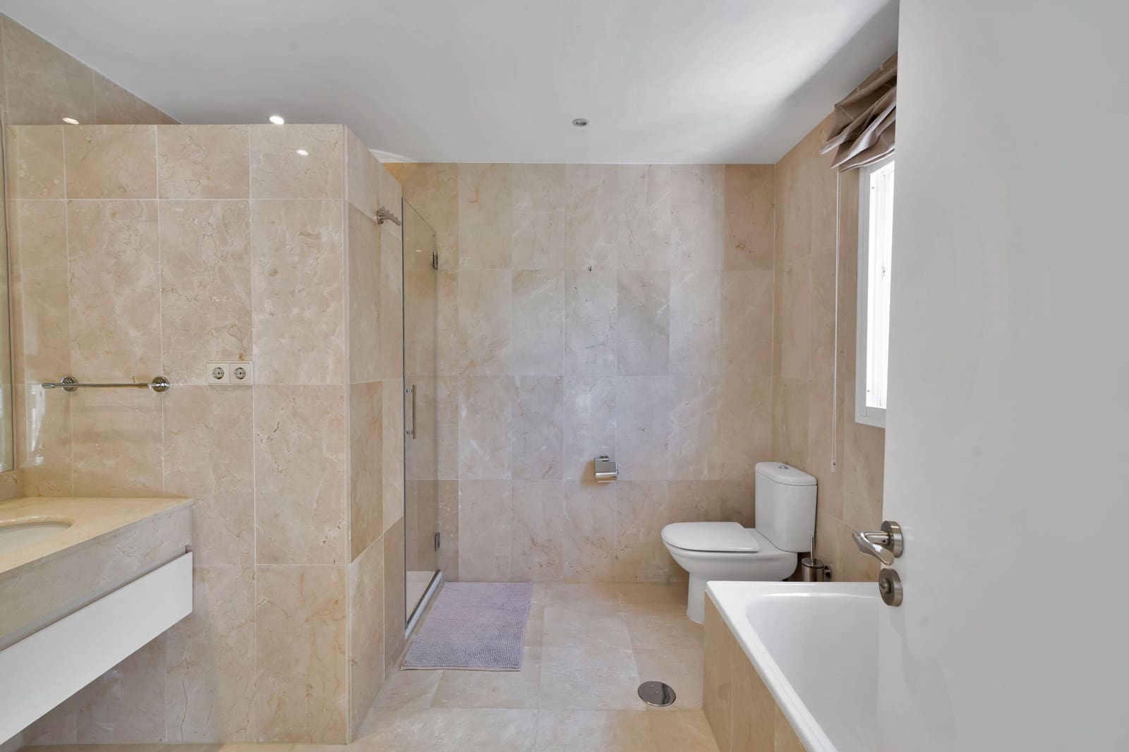 4 bedroom Villa for rent in El Paraiso with pool garage - € 22,500 (Ref: 9920621)