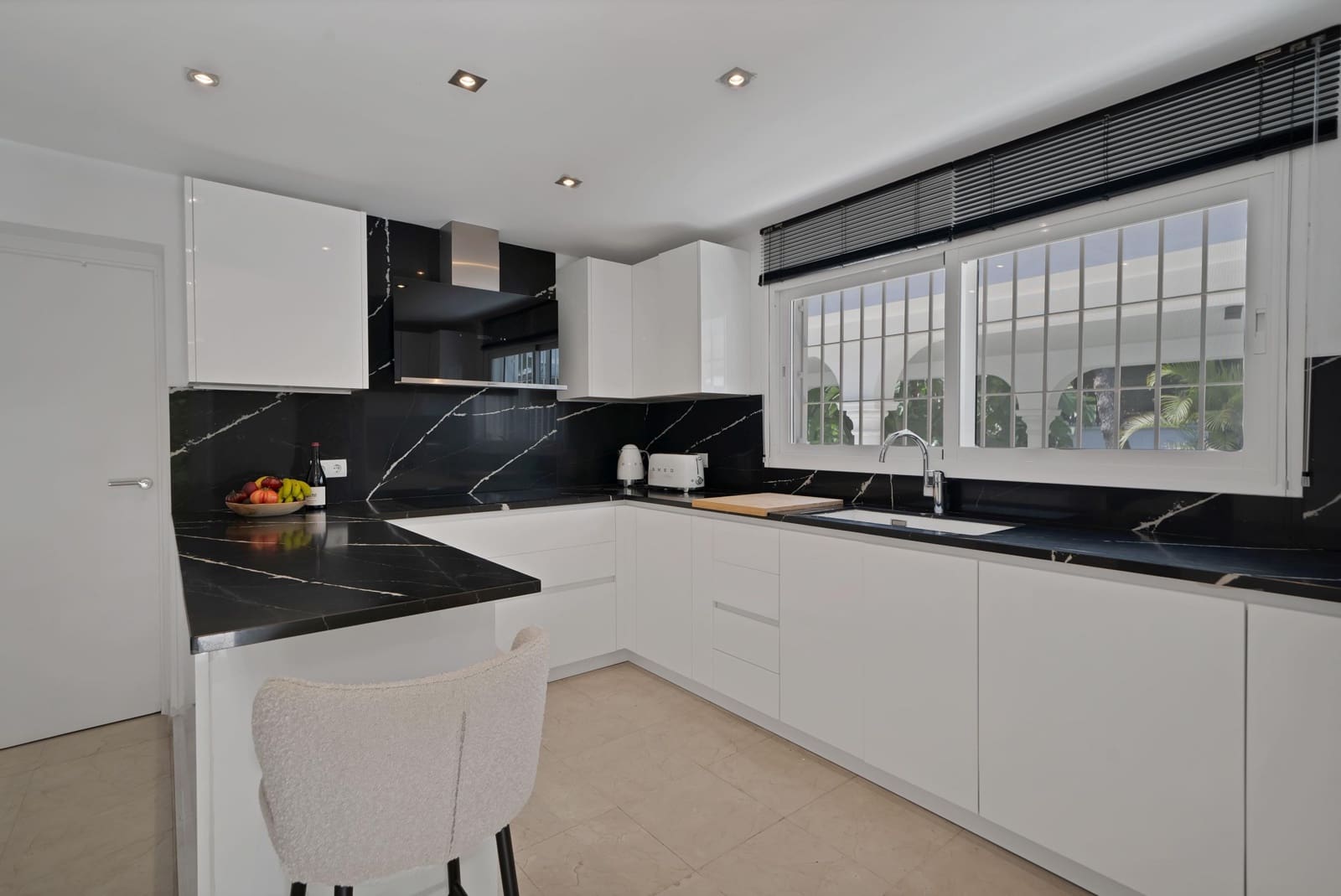 4 bedroom Villa for rent in El Paraiso with pool garage - € 22,500 (Ref: 9920621)