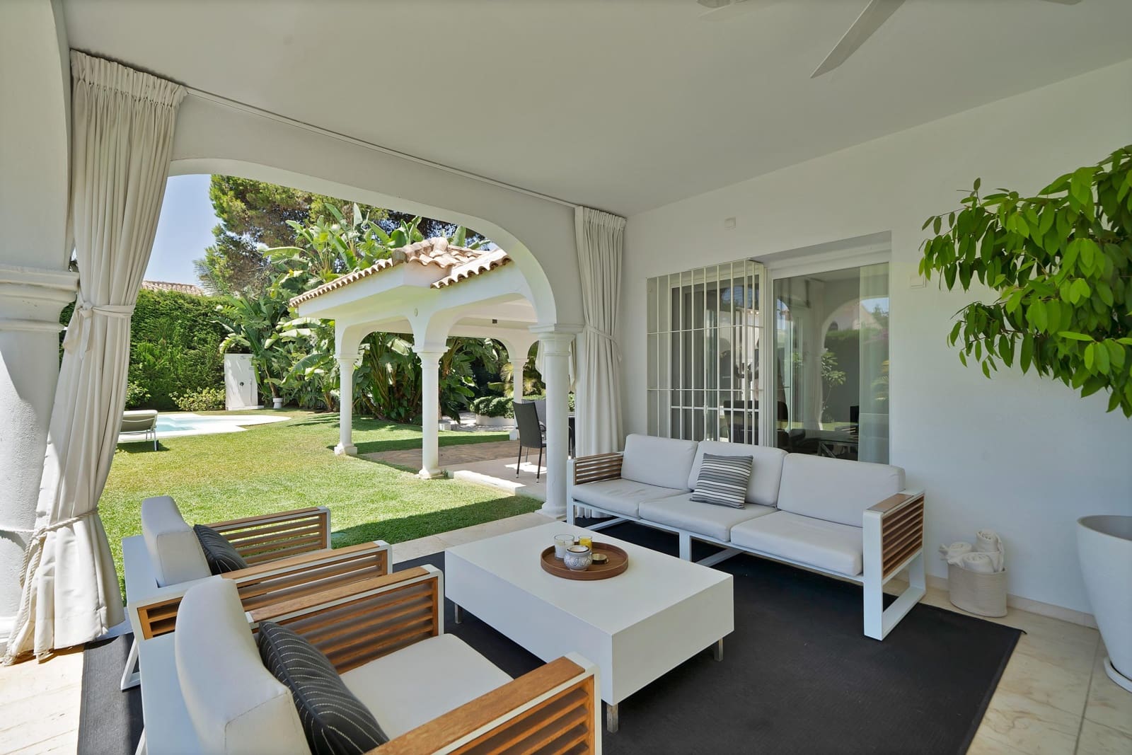 4 bedroom Villa for rent in El Paraiso with pool garage - € 22,500 (Ref: 9920621)