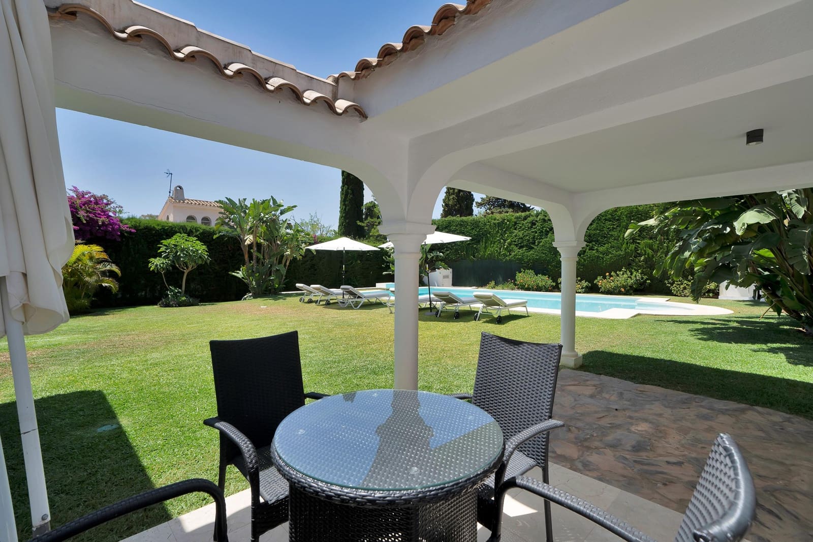 4 bedroom Villa for rent in El Paraiso with pool garage - € 22,500 (Ref: 9920621)