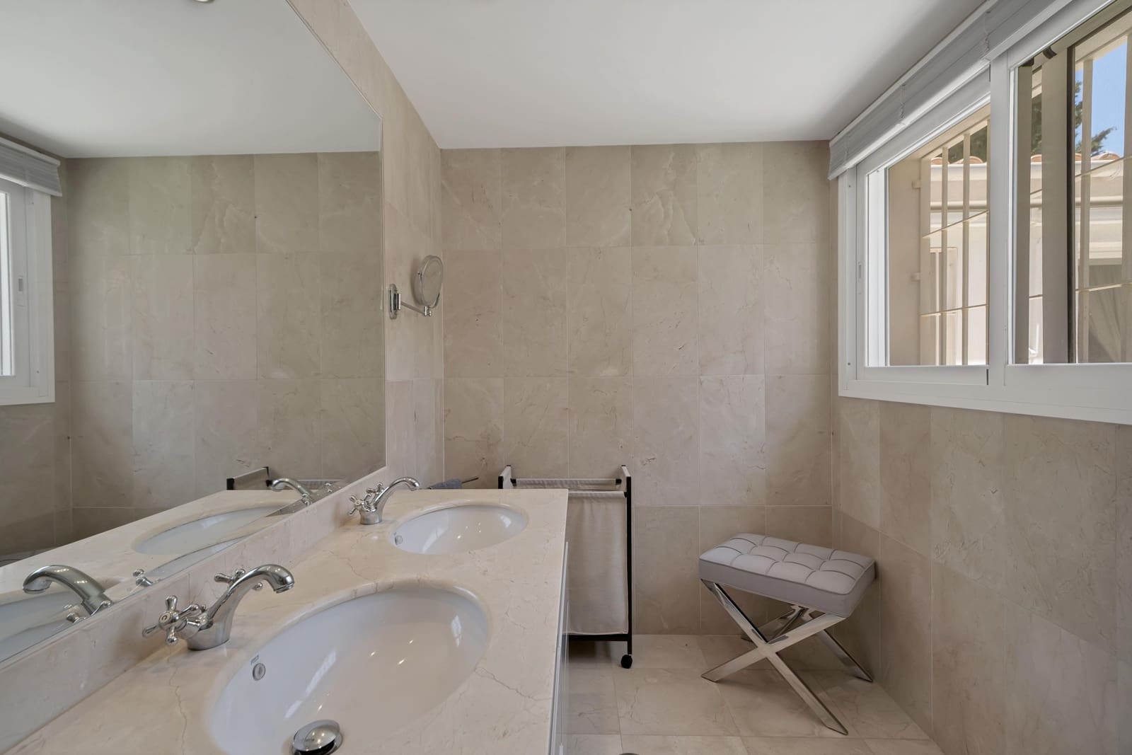 4 bedroom Villa for rent in El Paraiso with pool garage - € 22,500 (Ref: 9920621)