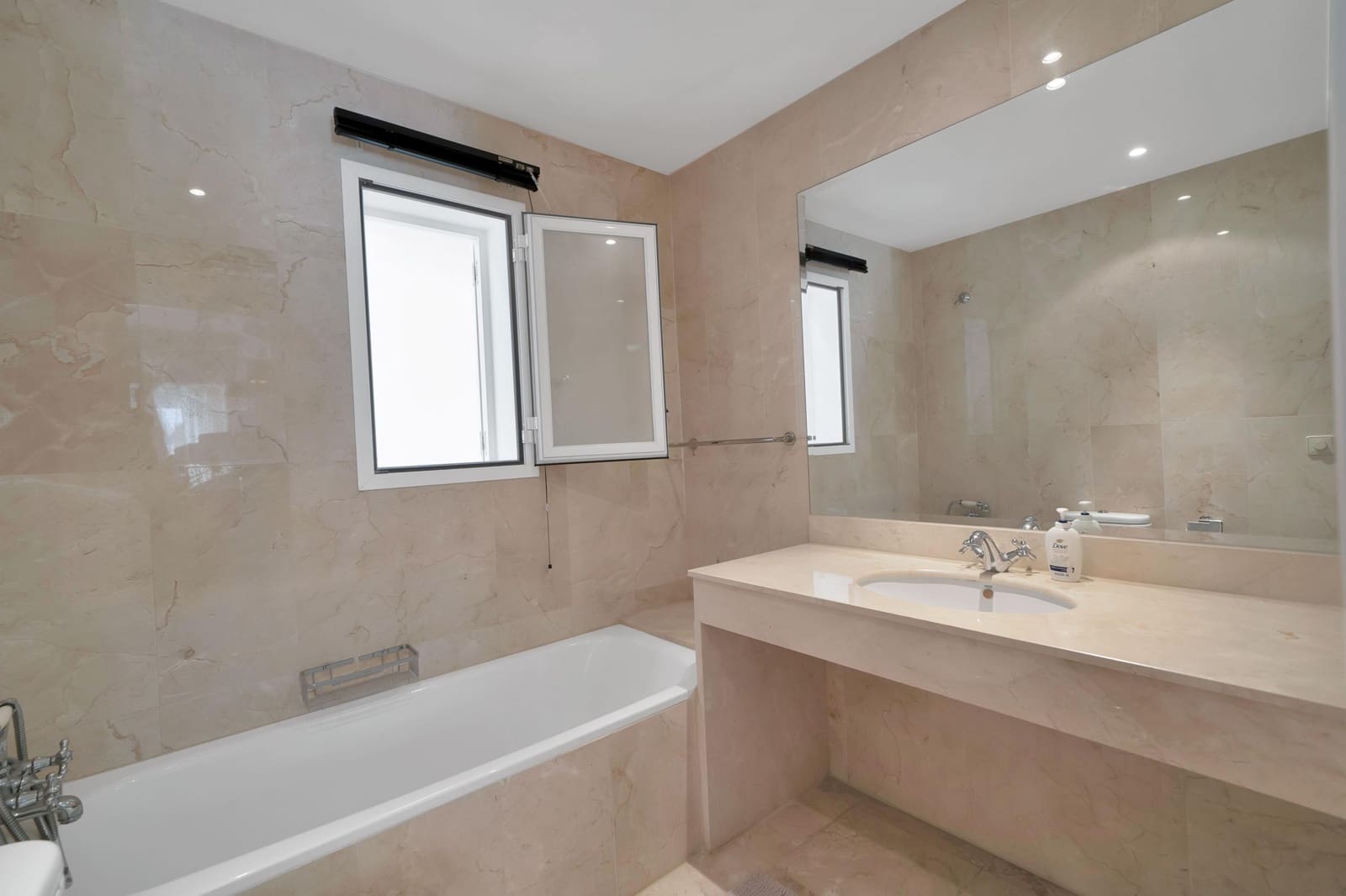 4 bedroom Villa for rent in El Paraiso with pool garage - € 22,500 (Ref: 9920621)