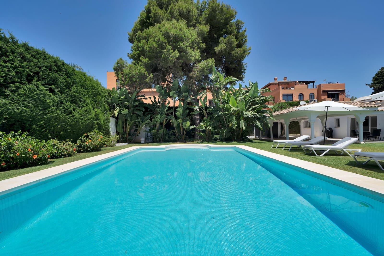 4 bedroom Villa for rent in El Paraiso with pool garage - € 22,500 (Ref: 9920621)