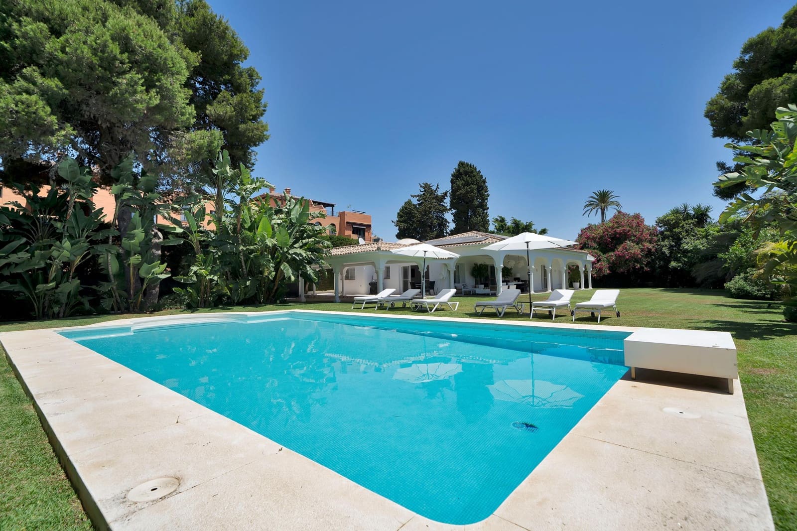 4 bedroom Villa for rent in El Paraiso with pool garage - € 22,500 (Ref: 9920621)