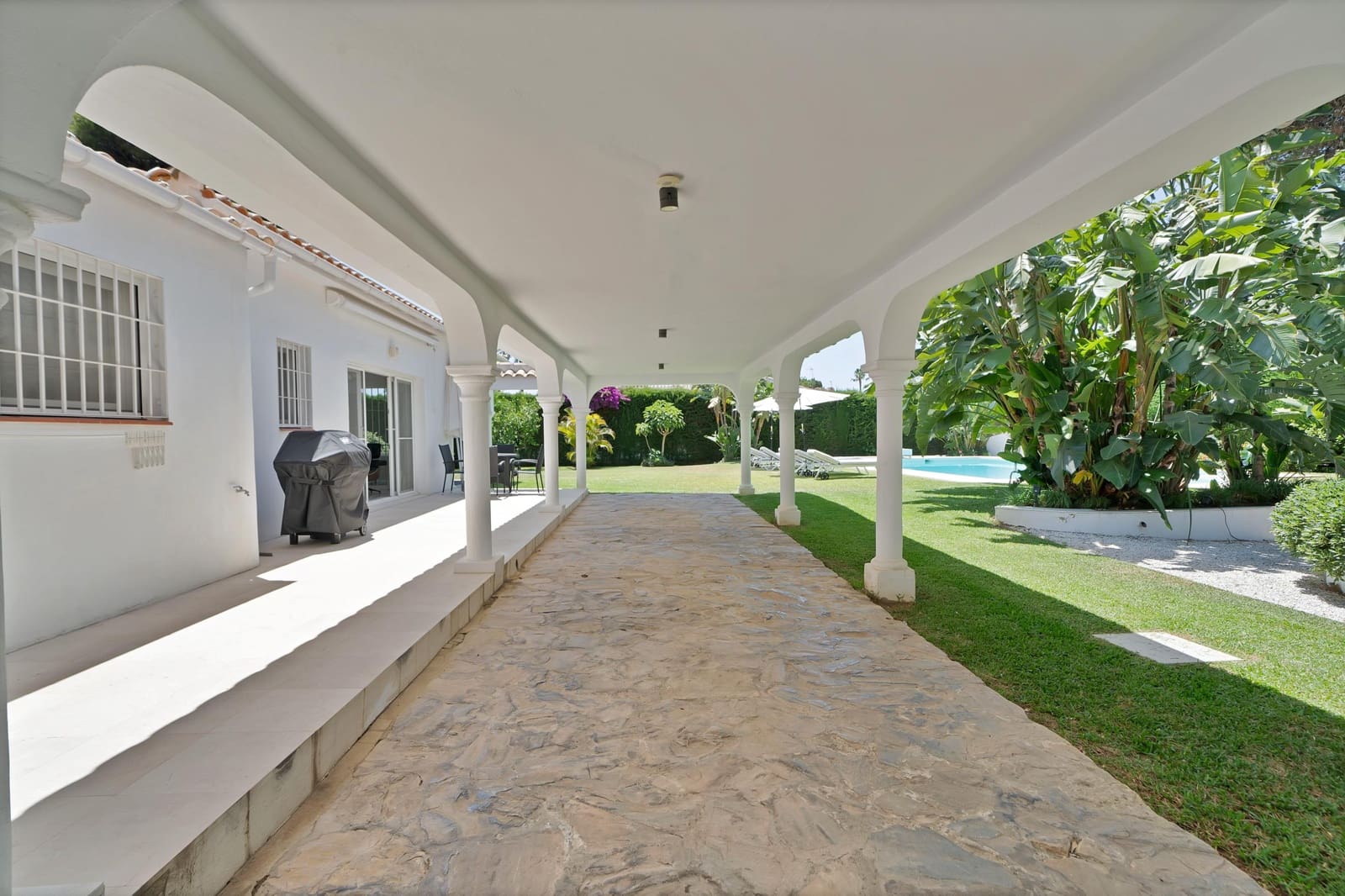 4 bedroom Villa for rent in El Paraiso with pool garage - € 22,500 (Ref: 9920621)