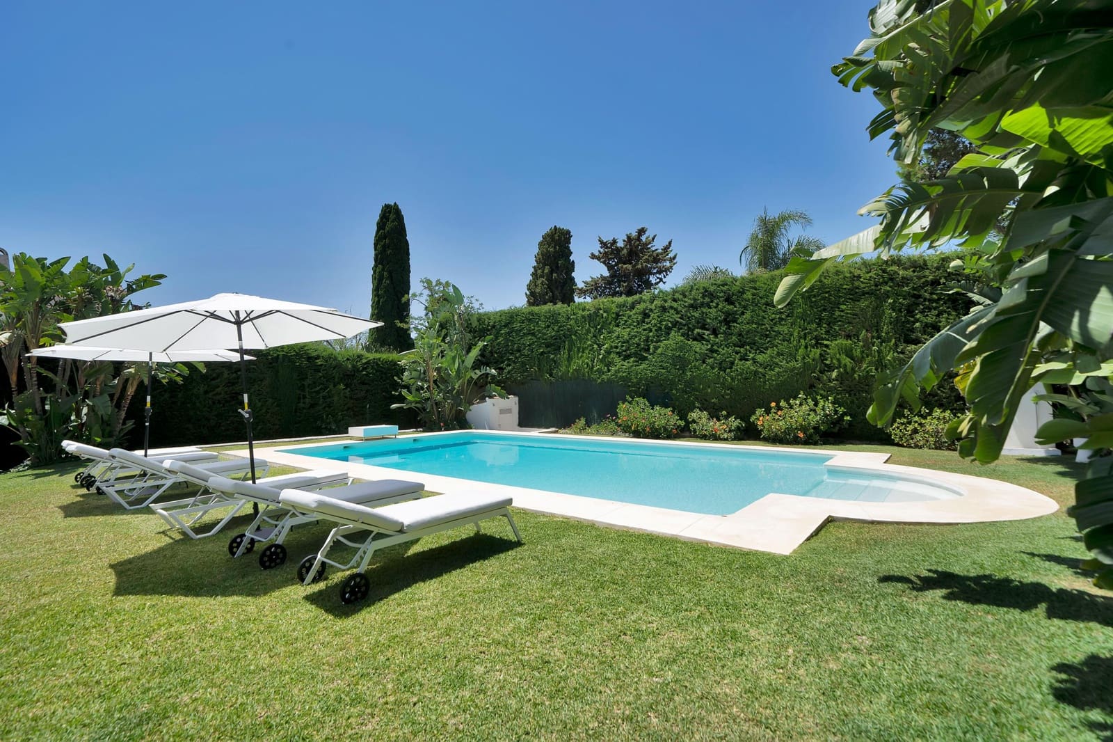 4 bedroom Villa for rent in El Paraiso with pool garage - € 22,500 (Ref: 9920621)