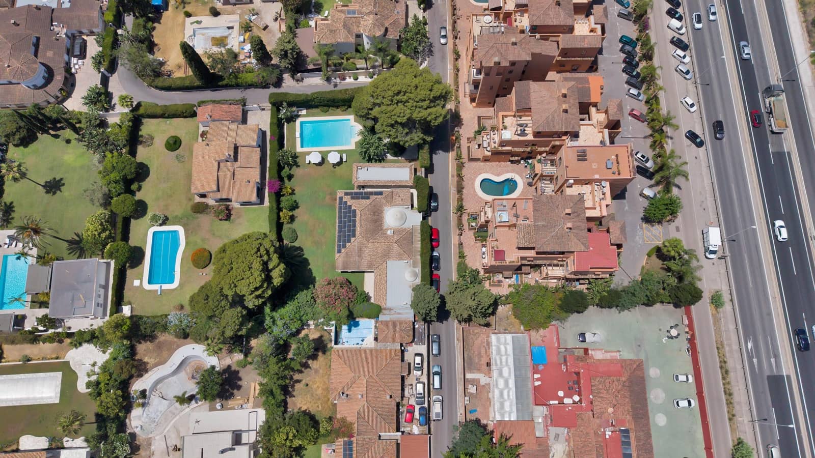 4 bedroom Villa for rent in El Paraiso with pool garage - € 22,500 (Ref: 9920621)