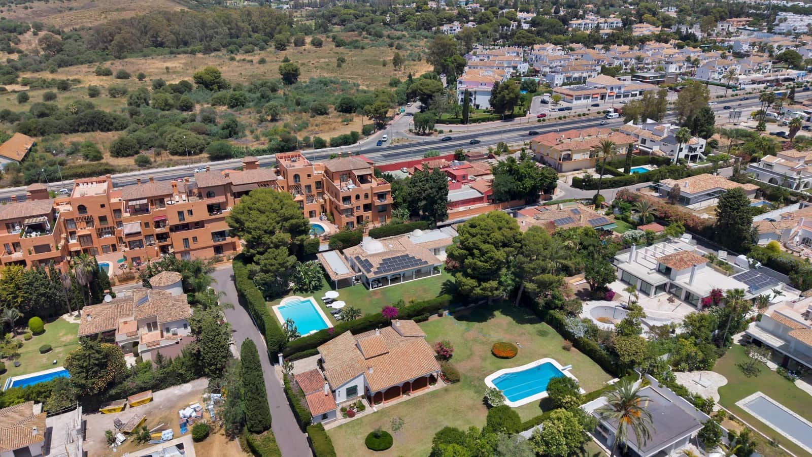 4 bedroom Villa for rent in El Paraiso with pool garage - € 22,500 (Ref: 9920621)