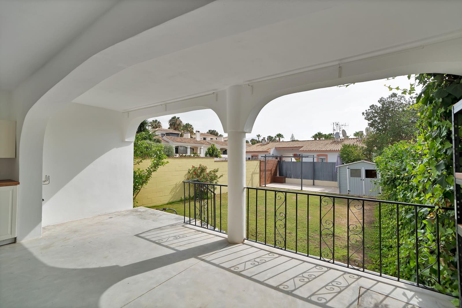 3 soverom Rekkehus til salgs i Estepona med garasje - € 439 000 (Ref: 9924746)