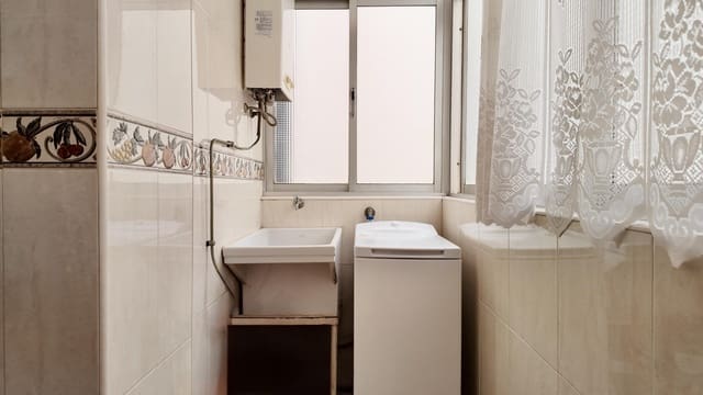 4 sypialnia Apartament na sprzedaż w Miasto Málaga z garażem - 399 000 € (Ref: 9929573)