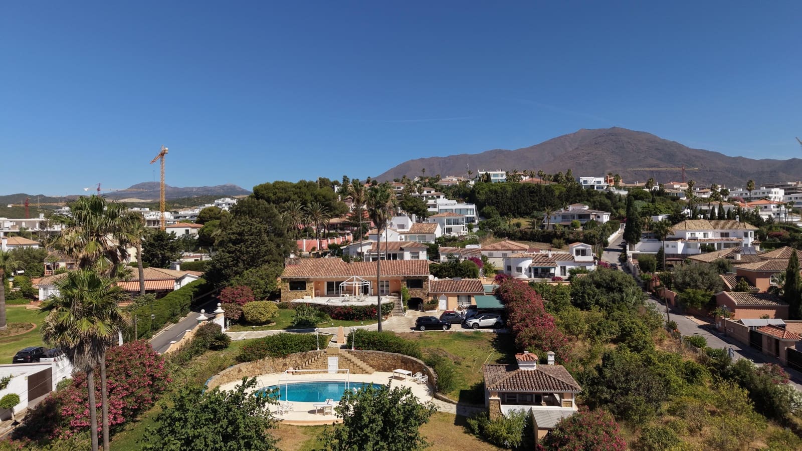 4 chambre Villa/Maison à vendre à Estepona avec piscine garage - 1 998 000 € (Ref: 9938381)