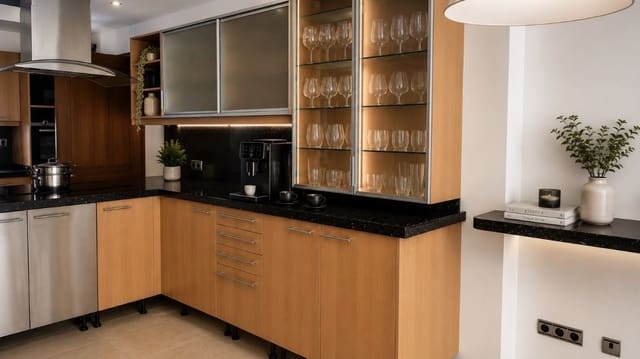 4 makuuhuone Huvila vuokrattavana paikassa El Paraiso, Estepona mukana uima-altaan 
autotalli - 7 000 € (Ref: 9940645)