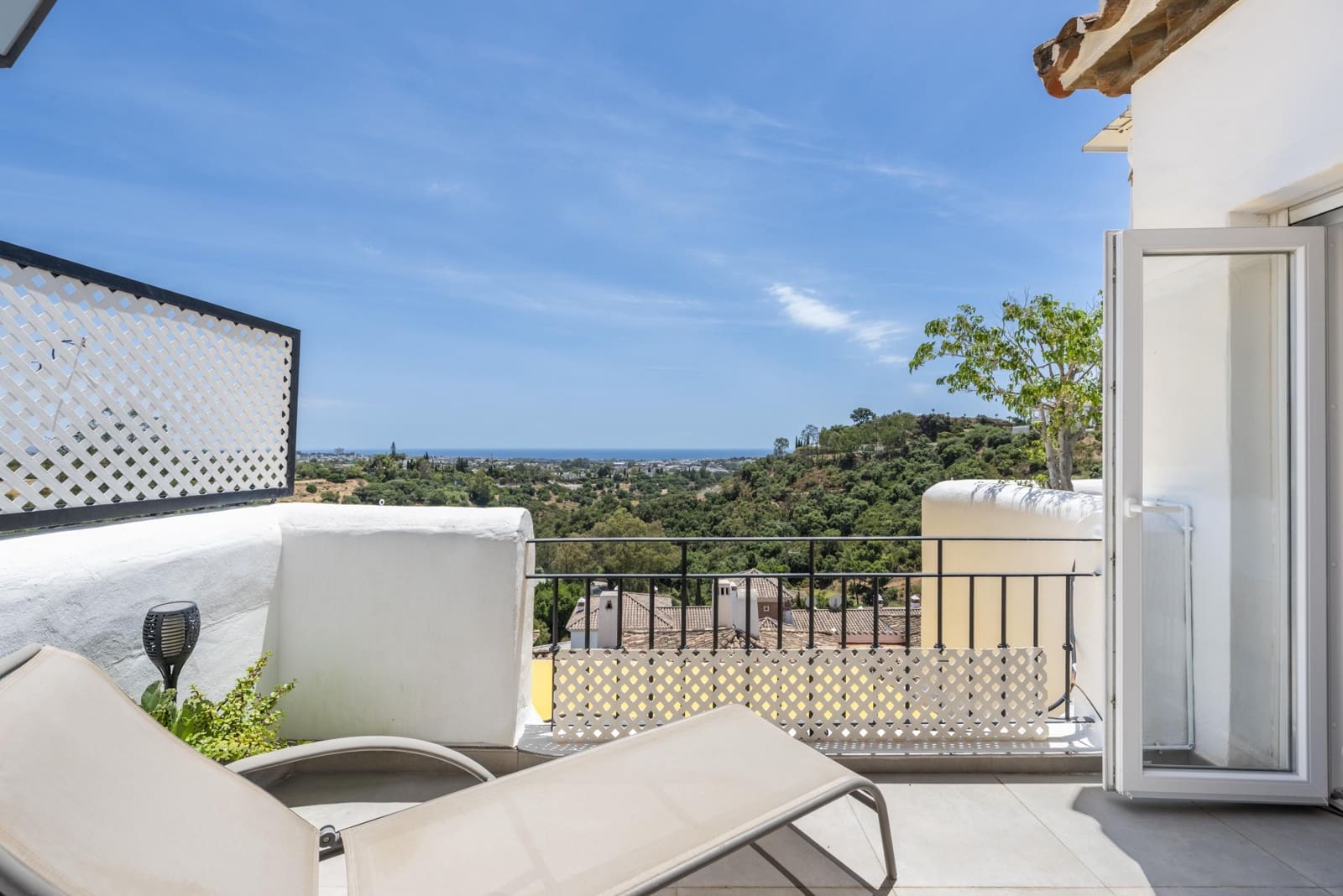2 bedroom Apartment for sale in Benahavis with pool - € 499,000 (Ref: 9942718)