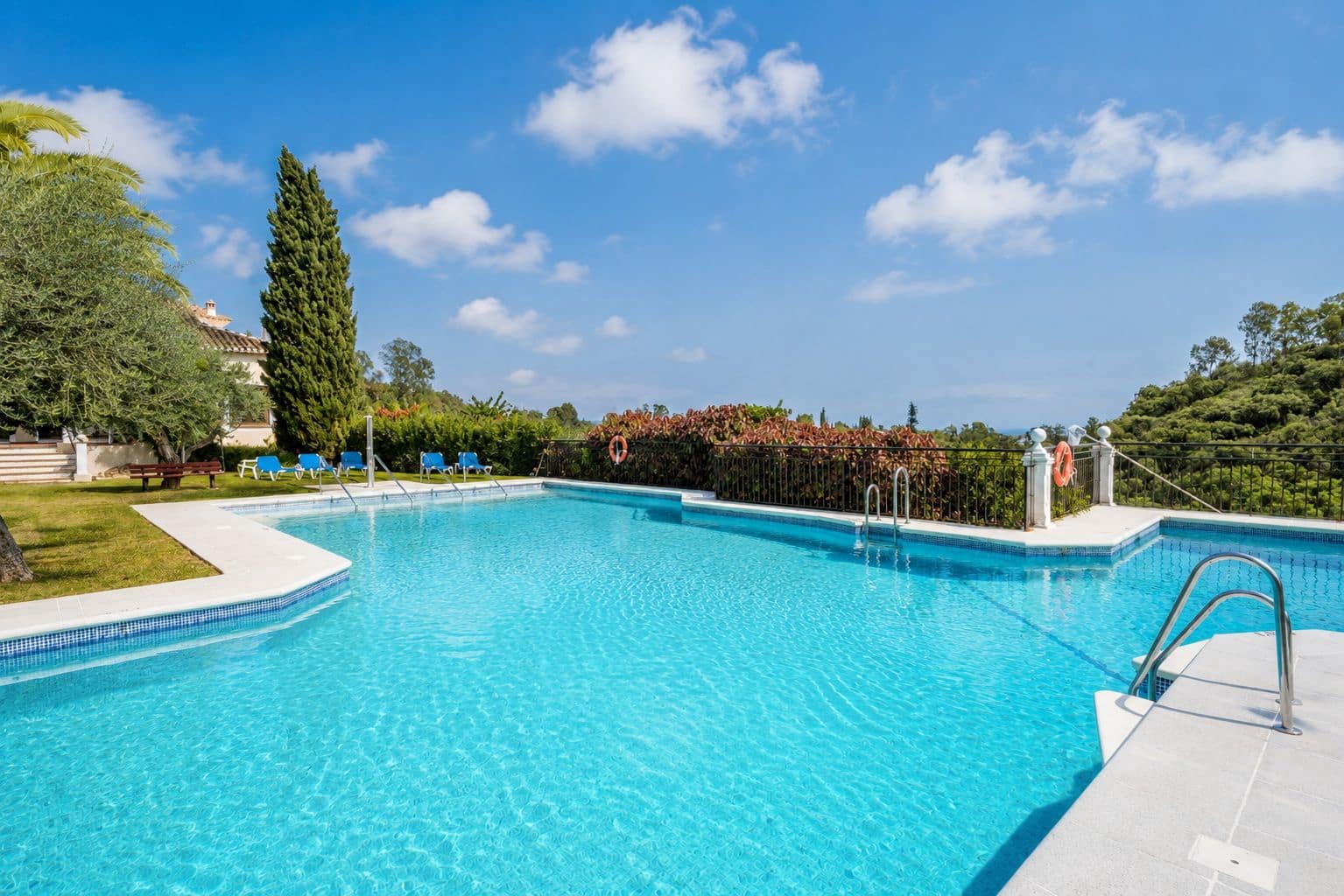 2 bedroom Apartment for sale in Benahavis with pool - € 499,000 (Ref: 9942718)