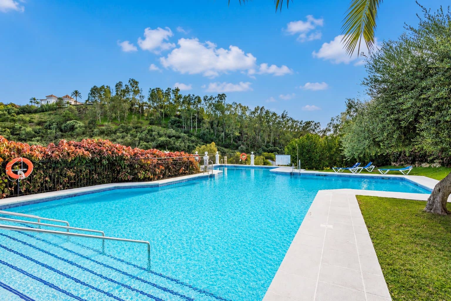 2 bedroom Apartment for sale in Benahavis with pool - € 499,000 (Ref: 9942718)
