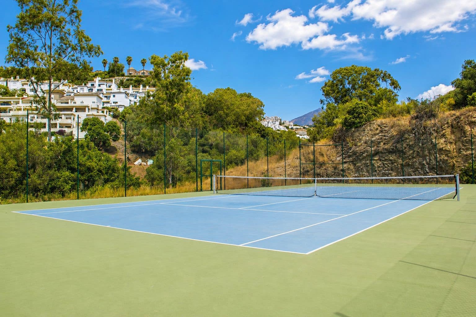 2 bedroom Apartment for sale in Benahavis with pool - € 499,000 (Ref: 9942718)