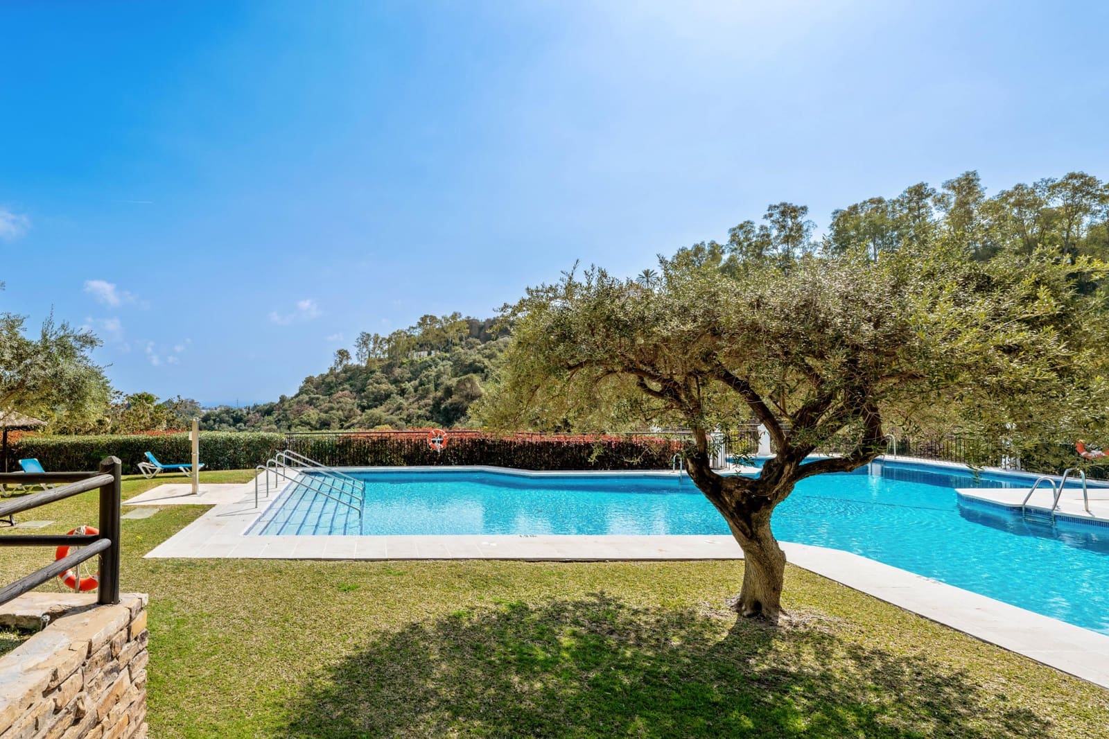 2 bedroom Apartment for sale in Benahavis with pool - € 499,000 (Ref: 9942718)