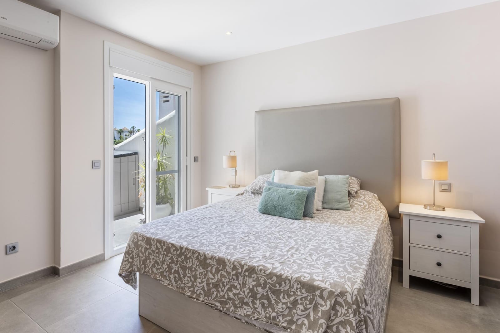 2 bedroom Apartment for sale in Benahavis with pool - € 499,000 (Ref: 9942718)