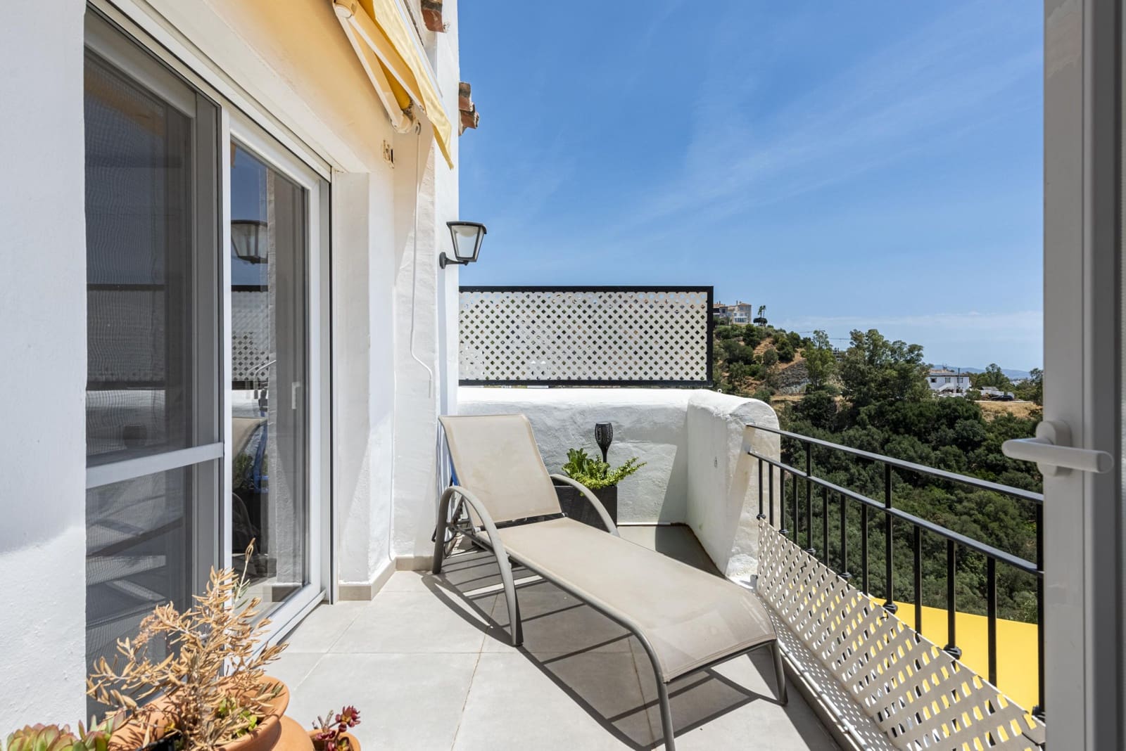 2 bedroom Apartment for sale in Benahavis with pool - € 499,000 (Ref: 9942718)