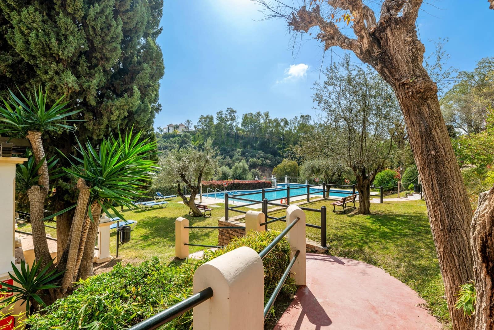 2 bedroom Apartment for sale in Benahavis with pool - € 499,000 (Ref: 9942718)